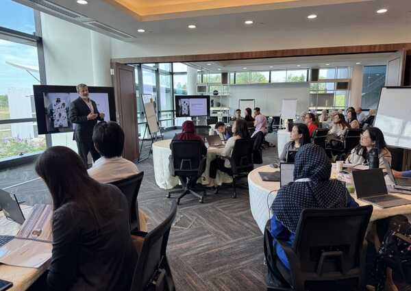 Glenn Hopper leading an AI-for-finance workshop