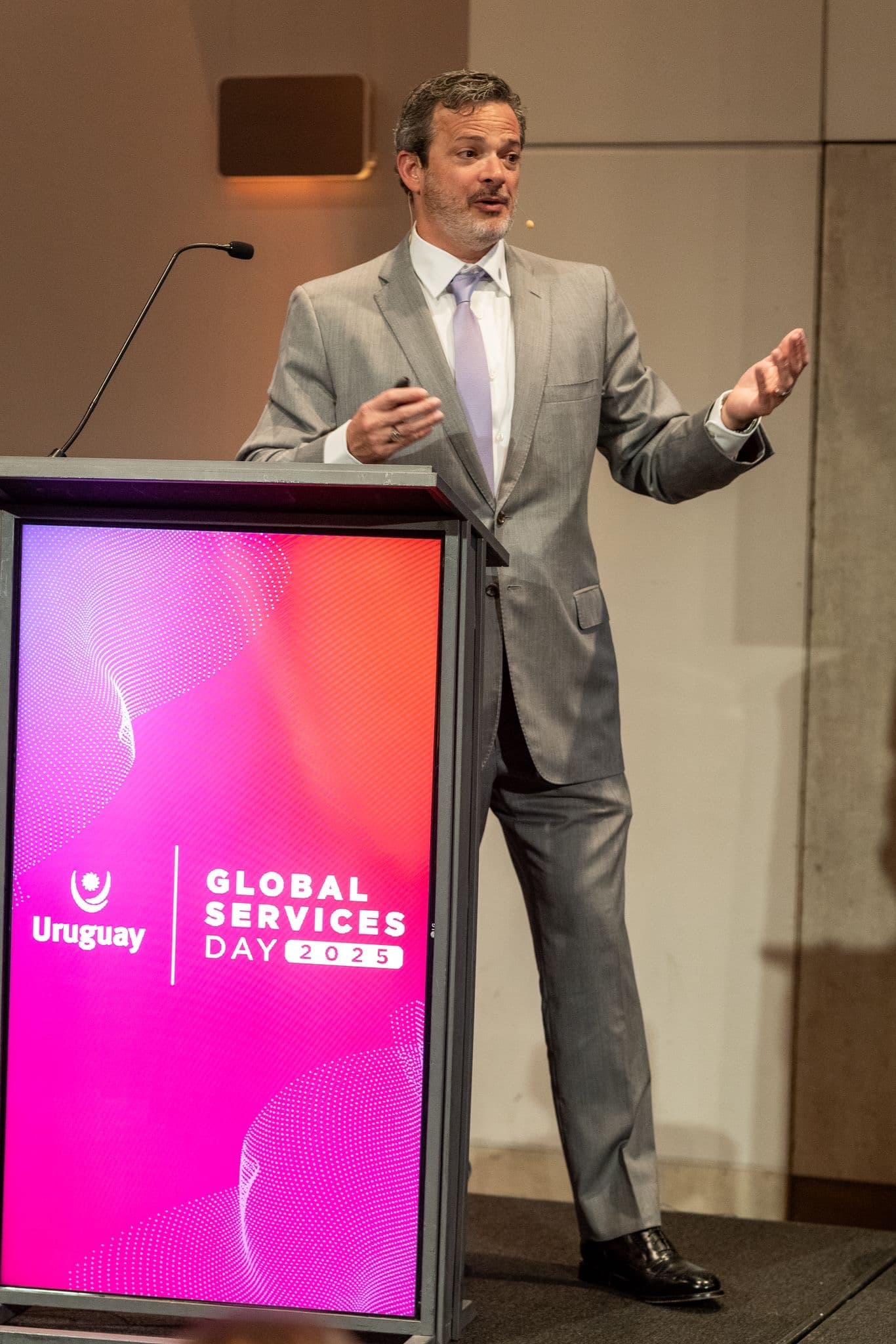 Glenn presenting at Uruguay Global Services Day 2025